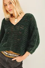 Sweater tejido de algodón color marrón claro, con escote en V y mangas 3/4 amplias.