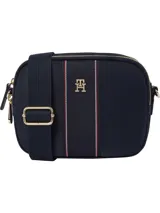 Bandolera Tommy Hilfiger color azul marino, con correa de tela ajustable y extraíble, cierre de cremallera, bolsillo interior con cremallera, bolsillo exterior con cremallera e insignia del monograma TH en la parte delantera.