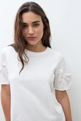 Remera negra de algodón con cuello redondo y mangas cortas abullonadas.