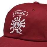 Gorro ajustable color bordó, con diseño bordado de una mano formando un símbolo de paz.