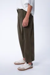 Pantalón ancho de micropana color verde oliva, con pinzas en la cintura.
