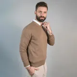 Sweater de punto color marrón claro, con cuello en V y mangas largas.