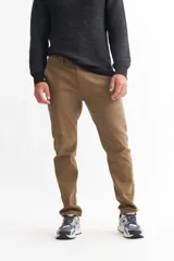 Pantalón de vestir color beige, de corte recto.