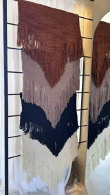 Ruana tejida a mano con lana merino color marrón.