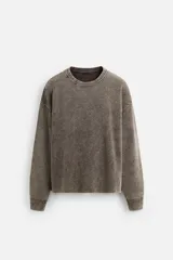Sweater marrón de cuello redondo y manga larga, tejido con textura bouclé y efecto lavado.
