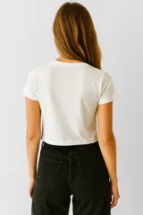 Remera corta negra de algodón, con cuello redondo y estampado frontal con la frase "Naps Always on my Mind Fakeanap" en color blanco.