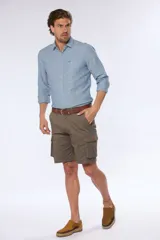 Bermuda cargo color caqui confeccionada en 98% algodón y 2% spandex.