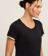 Remera deportiva negra de microfibra con cuello redondo y mangas cortas con recortes en color beige.