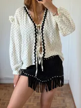 Short pollera negro de tiro bajo y corte holgado.