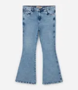 Pantalón de jean azul claro, modelo flare, con cintura elástica, trabillas para cinturón, bolsillos delanteros y traseros, y botón en forma de flor.