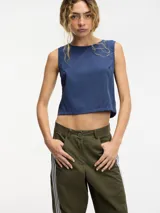 Top sin mangas color azul, con cuello redondo y botones en la espalda.