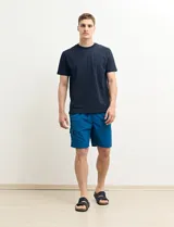 Remera de manga corta color petróleo, de corte recto y cuello redondo.