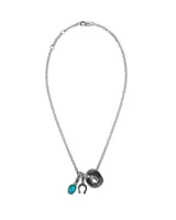 Collar de plata de ley 925 con cadena de eslabones finos y tres dijes colgantes: una piedra turquesa ovalada, una herradura y un sombrero de vaquero. El acabado es una combinación de pulido brillante y oxidado.