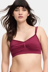 Soutien bralette color borgoña de microfibra sin costuras, con breteles dobles regulables y broche doble con tres medidas en la espalda.