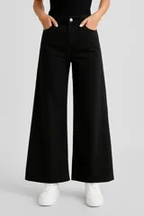 Pantalón jean negro de tiro medio y corte ancho.