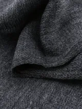 Bufanda lisa color gris con flecos en los extremos.