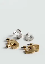 Set de tres pares de aros metálicos: un par cuadrado dorado, un par en forma de C plateado y un par en forma de C dorado.