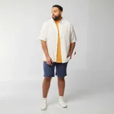 Camisa blanca de lino de manga corta con botones.