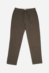 Pantalón de lino color verde oliva, con cintura elastizada, cordón ajustable y logo bordado. Corte regular.