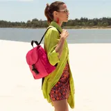 Mochila color beige de nylon con tapa y broche. Incluye bolsillos interiores, bolsillos laterales de fácil acceso, correas regulables y bolsillo en la espalda.