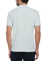Polo celeste de piqué de algodón orgánico, corte recto, cuello con solapa y logo bordado en el pecho.