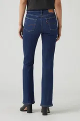 Pantalón de jean azul oscuro, corte bootcut, tiro alto, con bolsillos delanteros y traseros.