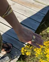 Anillo dorado con diseño irregular y macizo.