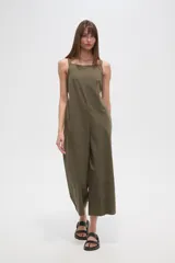 Mono largo verde militar con breteles anchos, corte holgado, cuello recto y cierre invisible en la espalda.