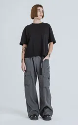 Pantalón cargo gris grafito de corte ancho, con cintura elástica ajustable con hebilla y múltiples bolsillos.