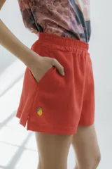 Short color crudo de algodón y lino, con cintura elástica y bordado de un limón pequeño en el lateral.