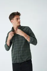 Camisa de pana a cuadros azul marino y rojo, de manga larga, con fit regular, cartera con botones y bolsillos con botones.