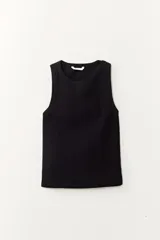Musculosa negra de tejido rib con cuello redondo y sisas anchas.