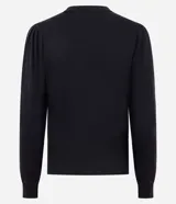 Cardigan blanco de punto, con escote en V, manga larga con detalle de botones perlados en los puños y cierre frontal de botones perlados. Presenta un canesú liso y un borde inferior acanalado.