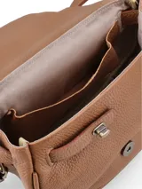 Bandolera de cuero color marrón con correa larga regulable y cierre con broche metálico.