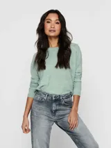 Sweater color verde agua, de tejido de punto con textura horizontal, cuello redondo y mangas largas.