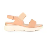 Sandalias de plataforma color piel, con dos tiras anchas en el empeine, una de cuero y otra elástica.