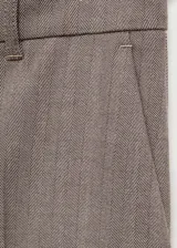 Pantalón de vestir color gris con diseño de espiga, tiro medio, corte recto y bolsillos laterales.