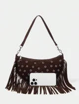 Bolso bandolera negro con tachas y flecos largos.
