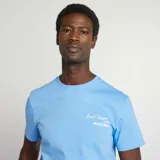 Camiseta celeste de manga corta con estampado pequeño en el pecho.