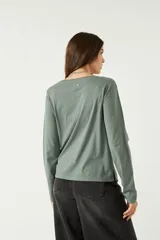 Remera blanca de manga larga con cuello bote.