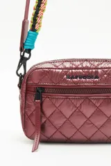 Bandolera negra de nylon matelassé con correa larga regulable y correa corta desmontable de cordones trenzados multicolores. Tiene cierre superior, bolsillo frontal con cierre, bolsillo trasero y dos bolsillos internos.