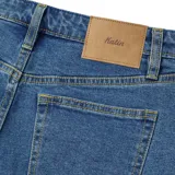 Pantalón de jean azul, de corte recto, con cinco bolsillos y calce amplio en muslo y rodilla.