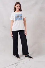 Remerón blanco de viscosa con estampado abstracto en tonos celeste y negro.