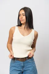 Top de hilo color crema con escote en V y breteles finos.