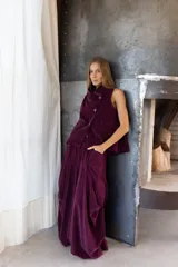 Pollera larga de pana color borgoña, con cintura elástica y bolsillos laterales.