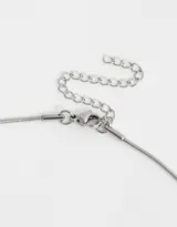 Cadena plateada de acero quirúrgico con dije de letra "B" con strass incrustados.
