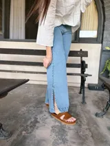 Pantalón de jean celeste de corte wide leg, tiro alto y material elastizado.