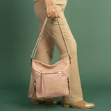 Cartera de simil cuero color rosa, con apertura superior con cierre, bolsillo frontal con cierre y tachas metálicas, bolsillos verticales y bolsillo trasero con cierre. Incluye división al medio y bolsillos internos.