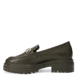 Zapato mocasín Bottero color verde oliva, con detalle de hebilla dorada y suela track.