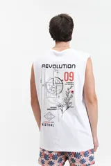 Musculosa blanca de algodón con corte oversize y cuello redondo. Estampado pequeño con el logo de la marca en el pecho.
